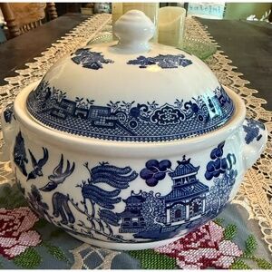 Churchill Blue Willow 2 qt casserole dish.